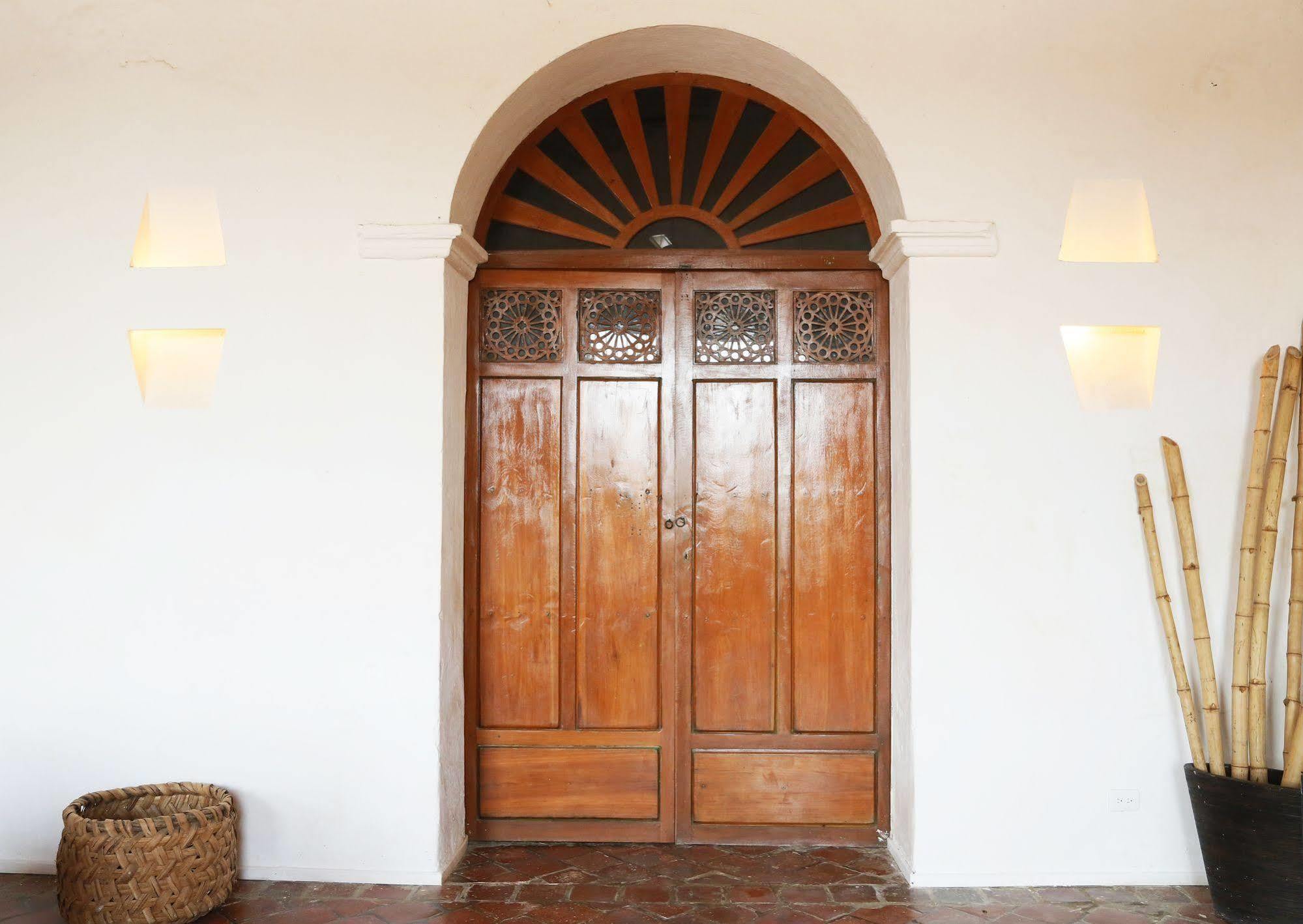 Hotel Portal de la Marquesa Mompox Exterior foto Door of the house