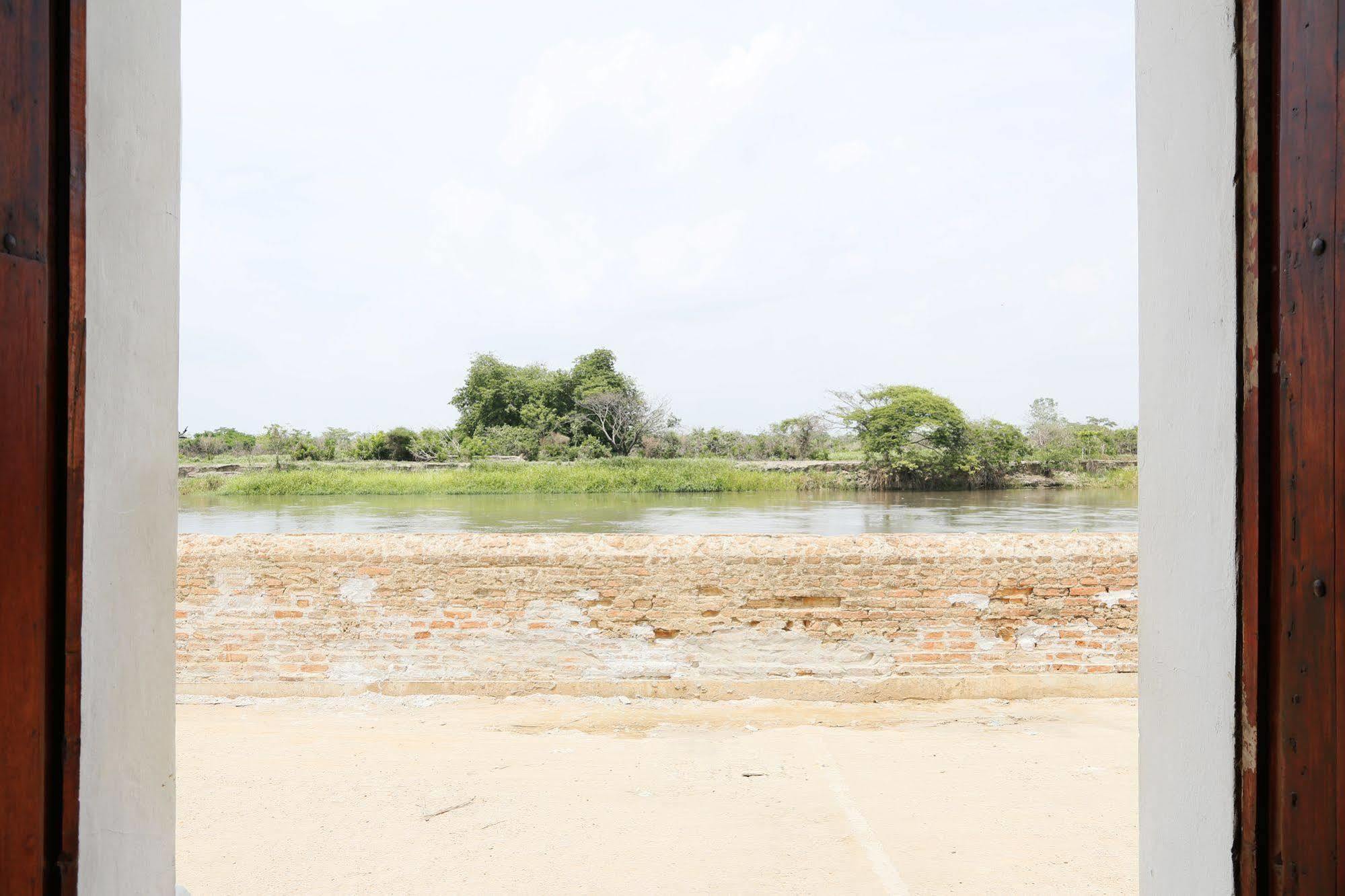 Hotel Portal de la Marquesa Mompox Exterior foto View of the river from the train